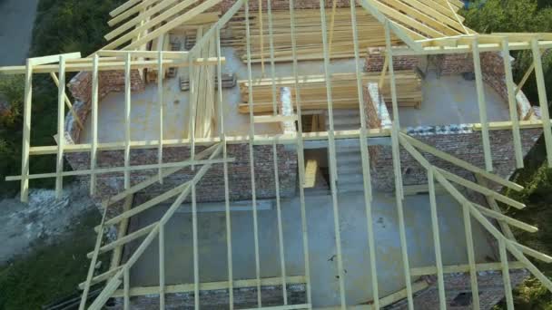 Aerial View Unfinished Residential House Wooden Roof Frame Structure Construction — Vídeo de stock