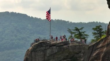 Chimney Rock, ABD 'nin Kuzey Carolina eyaletindeki Blue Ridge Mountains State Park' ta yer alan büyük bir granit kayadır. Appalachians 'da Amerika' ya seyahat