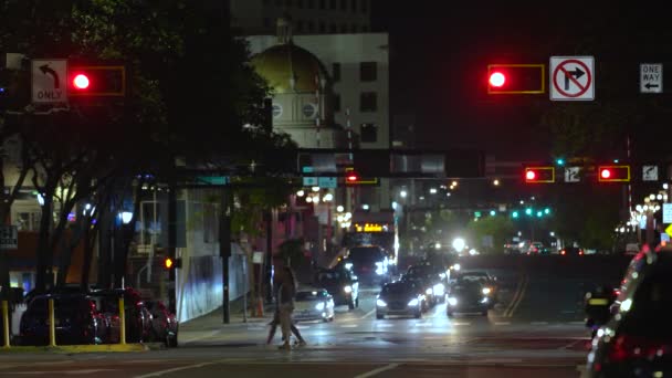 Amplia Intersección Calles Multicarril Con Semáforos Coches Movimiento Por Noche — Vídeos de Stock