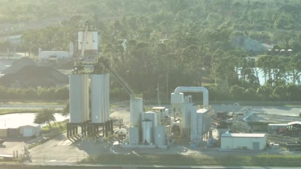 Fabbrica Miscelazione Calcestruzzo Nella Zona Industriale Con Camion Cemento Attrezzature — Video Stock