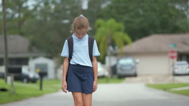 学校から帰ってくる郊外の通りを歩いている抑圧された若い学生少女 壊れた友情の概念 — ストック動画