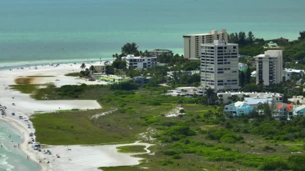 夏日阳光普照的美国萨拉索塔 著名的西斯塔礁海滩前的酒店大楼 沙滩上铺着柔软的白沙 弗罗里达温暖的度假胜地 — 图库视频影像