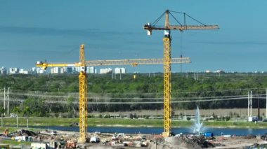 Amerikan kenar mahallelerinde direnç geliştiren yeni bir inşaat alanı. Endüstriyel kule vinç kaldırıyor. ABD 'de konut büyümesi kavramı.