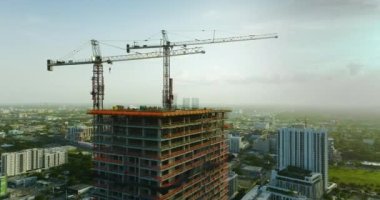 Amerikan kentsel bölgesinde direnç geliştiren yeni bir inşaat alanı. Miami, Florida 'da sanayi kulesi vinç kaldırıyor. ABD 'de konut büyümesi kavramı.