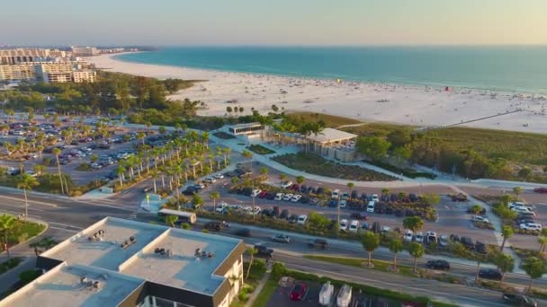 Parkeringsplats För Turister Bilar Framför Berömda Siesta Key Stranden Med — Stockvideo