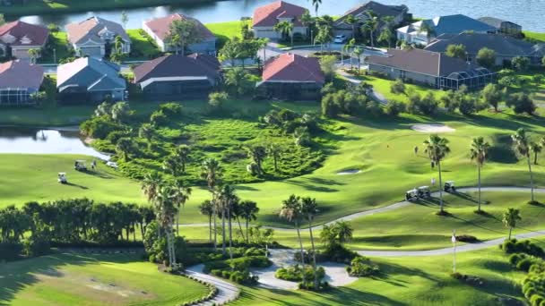 Professionella Golfspelare Tränar Golfbana Soliga Florida Friluftsliv För Rika Människor — Stockvideo