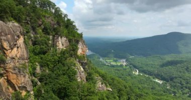 Blue Ridge Dağları 'nda, Chimney Rock State Parkı yakınlarında aşınmış taş yüzeyi olan kayalık kayalıklar. Appalachian jeolojik özelliklerinin havadan görünüşü.