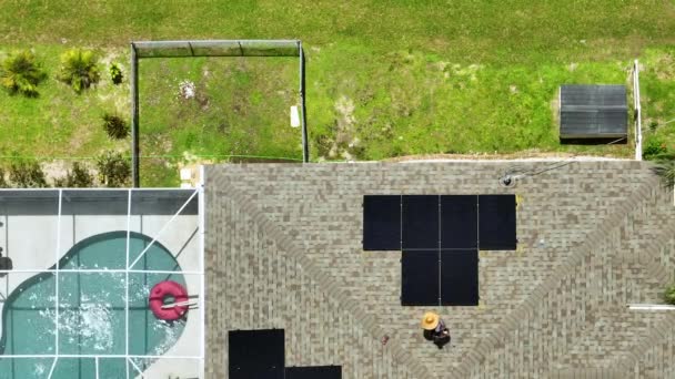 Service Workers Installing Photovoltaic Solar Panels Residential House Rooftop Producing — Wideo stockowe