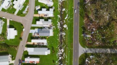 Florida gezici ev bölgesinde Ian kasırgasından sonra ciddi hasar görmüş evler. Doğal afetin sonuçları..