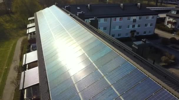Ηλιακά Φωτοβολταϊκά Πάνελ Τοποθετούνται Στην Οροφή Του Σουηδικού Κτιρίου Condo — Αρχείο Βίντεο