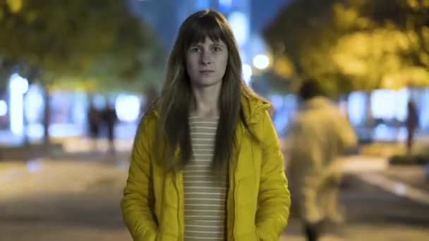 夜のライトアップされた街の路上に立つ若い女性のタイムラプス映像 — ストック動画