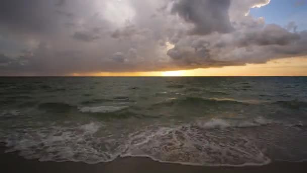 Timelapse Tormentas Eléctricas Nubes Oscuras Con Relámpagos Truenos Sobre Olas — Vídeo de stock