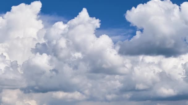 Timelapse White Puffy Cumulus Clouds Forming Summer Blue Sky Moving — Stockvideo
