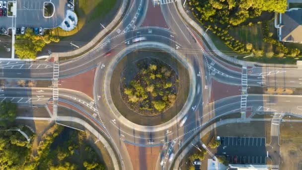 快速行驶的汽车在环路交叉口上俯瞰城市街道的交通 城市环路交通交叉口的时间 — 图库视频影像