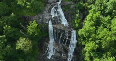 Nantahala Ulusal Ormanı 'ndaki Whitewater Şelalesi, Kuzey Carolina, ABD. Yeşil yemyeşil ormanların arasındaki kayalık kayalardan dökülen berrak sularla dolu güzel bir şelale manzarası..