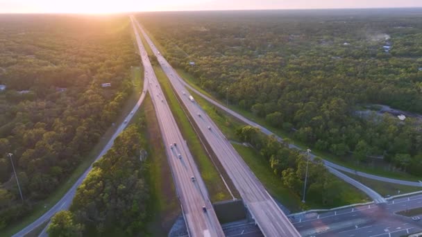 从上面看繁忙的美国公路交叉口与快速移动的交通在绿色的佛罗里达州地区 在晚上 州际运输概念 — 图库视频影像