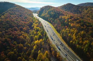 Kuzey Carolina 'daki I-40 otobanından Asheville' e giden Golden Fall 'daki Appalachian Dağları' na giden hareket eden kamyon ve arabalarla. Eyaletler arası ulaşım kavramı.