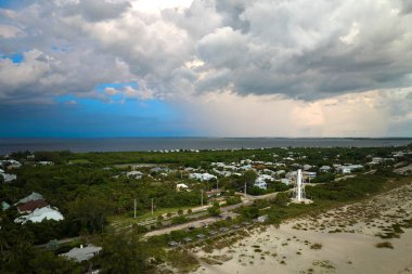 Florida 'nın güneybatısındaki Gasparilla Adası' nda küçük bir kasaba olan Boca Grande 'de pahalı yazlık evleri olan zengin bir mahallede tropikal fırtınanın havadan görünüşü yaklaşıyor..