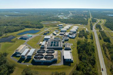 Şehrin atık su temizleme tesisindeki su arıtma fabrikasının havadan görüntüsü. İstenmeyen kimyasalların, askıya alınmış katı maddelerin ve gazların kirlenmiş sıvılardan çıkarılması süreci.