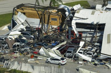 Araba galerisi binası, Florida 'da harabeler altında hasar görmüş arabalarla kasırga tarafından tahrip edildi. Doğal afet ve bunun sonuçları.