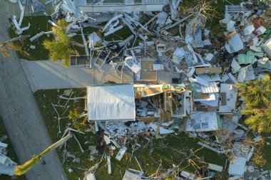 Ian kasırgası Florida yerleşim bölgesini süpürdükten sonra çökmüş ve hasar görmüş. Şiddetli doğal afetin sonuçları.