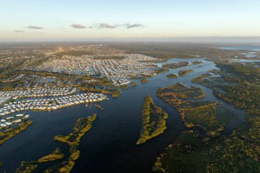 Doğal afetin sonuçları. Florida yerleşim bölgesinde sağanak yağıştan sonra yerleşim yerlerini çevreleyen yüksek su baskınları.