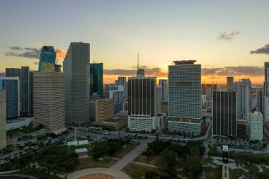 Florida 'da Miami Brickell' in şehir merkezinin akşam manzarası. Modern Amerikan megapolis 'inde karanlık gökdelen binaları ve arabalı caddeleri ve metro trafiği olan gökyüzü çizgisi..