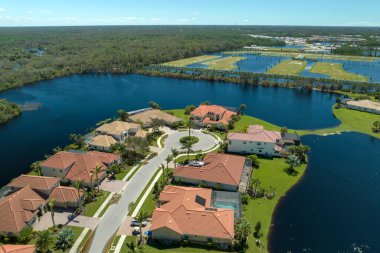 Florida yerleşim bölgesinde Ian kasırgası ile sel basmış evler. Doğal afetin sonuçları..