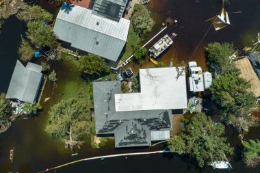 Florida yerleşim bölgesindeki Ian kasırgasından sonra evlerin etrafını su basmış. Doğal afetin sonuçları..