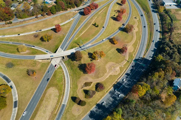 Widok Lotu Ptaka Skrzyżowanie Autostrady Amerykańskiej Szybko Poruszającymi Się Samochodami — Zdjęcie stockowe