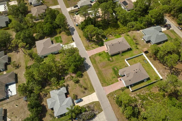 Luftaufnahme Der Kleinen Stadt Amerika Vorortlandschaft Mit Privathäusern Zwischen Grünen — Stockfoto