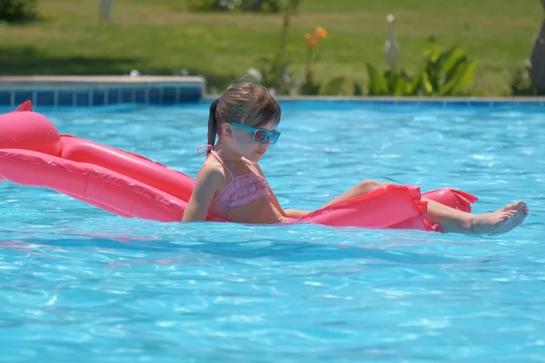 Glückliche Kind Mädchen Entspannen Auf Aufblasbaren Luftmatratzen Schwimmbad Einem Sonnigen — Stockfoto