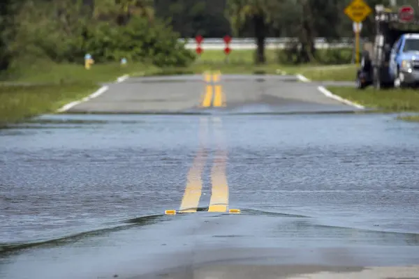 Florida yerleşim bölgesindeki caddeyi sel bastı. Doğal afetin sonuçları..