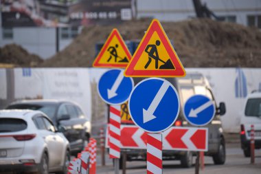 Yol çalışmaları trafik işaretlerini uyardı. Şehir caddesinde inşaat çalışması ve yavaş hareket eden arabalar..