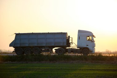 Taşıyıcı kargo karavanı taşıyan yarı kamyon. Akşamları taş ocağından kum taşır. Teslimat ulaşım ve lojistik kavramı.