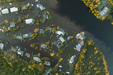 Etrafı Ian Kasırgası ile çevrili sel suları Florida yerleşim bölgesindeki evleri sarıyor. Doğal afetten sonra.