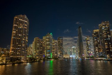 Florida, ABD 'nin Miami Brickell semtindeki yüksek gökdelen binalarının yukarıdan görüntüsü. Amerikan megapolis 'i ve geceleri finans bölgesi..