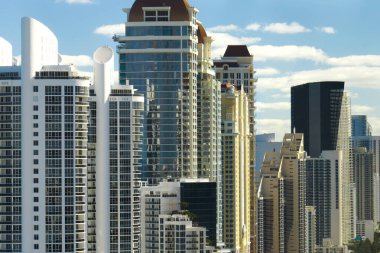 Sunny Isles Beach City 'deki Atlantik Okyanusu kıyısındaki lüks otellerin ve apartmanların manzarası. Güney Florida 'daki Amerikan turizm altyapısı.