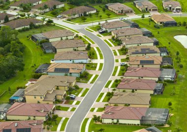 Florida 'daki kapalı yaşam kulüplerinin hava manzaralı evleri. Amerikan banliyölerinde emlak gelişimine örnek olarak aile evleri.