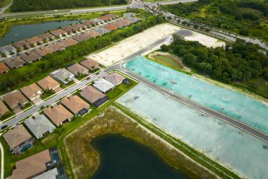 Florida 'nın banliyö bölgesinde inşaat halindeki aile evleri ile gayrimenkul geliştirme. Büyüyen Amerikan banliyöleri kavramı.