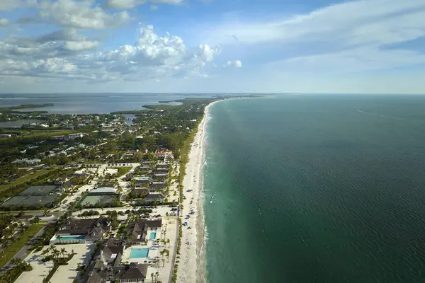 ABD 'de birinci sınıf konut geliştirme. Boca Grande 'deki yeşil palmiye ağaçları arasında pahalı rıhtım evleri güneybatı Florida' daki Gasparilla Adası 'nda küçük bir kasaba..