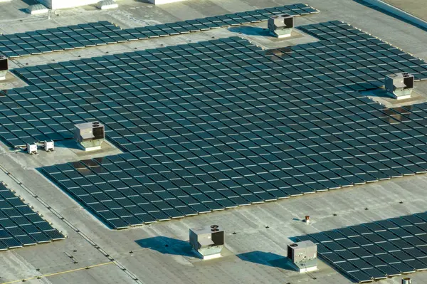 Výroba Udržitelné Energie Letecký Pohled Solární Elektrárnu Modrými Fotovoltaickými Panely — Stock fotografie
