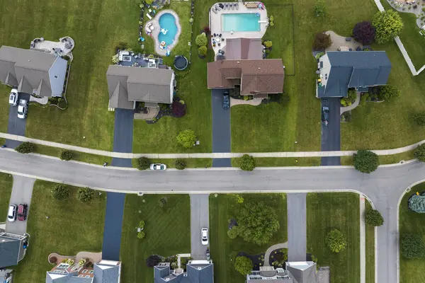 拥有大型后院和绿草草坪的高档郊区住宅 纽约罗切斯特郊区无计划扩张地区的私人住宅 — 图库照片