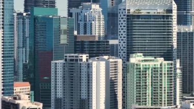 Miami Brickell 'in şehir merkezindeki hava sineması görüntüleri. Florida, ABD. Modern Amerikan megapolis 'indeki yüksek ticari ve meskun gökdelen binaları.
