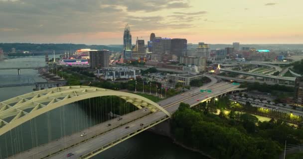 日落时分 俄亥俄州辛辛那提市市区公路交通的空中景观 现代美国中城高耸的摩天大楼灯火辉煌 — 图库视频影像