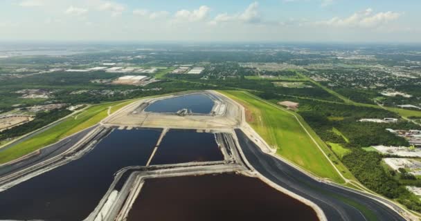 フロリダ州タンパ近郊の大規模なオープンエアリンゴの廃棄物スタックの空中観察 リン酸肥料生産の副産物による処分の潜在的な危険性 — ストック動画