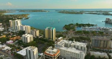 Şehir merkezindeki Sarasota şehrinin havadan görünüşü. Yüksek binaları ve Ringling Köprüsü ufkuyla. Florida 'da gayrimenkul geliştirme. ABD seyahat hedefi.
