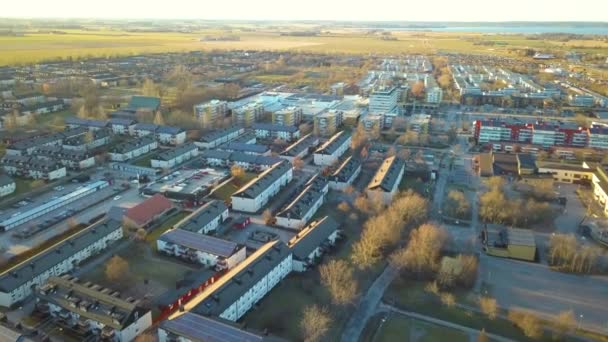 俯瞰住宅区的瑞典式公寓楼的空中景观 瑞典城市家庭公寓住房开发 — 图库视频影像