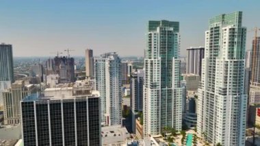 Miami Brickell 'in şehir merkezi, Florida, ABD. Modern Amerikan megapolis 'indeki yüksek gökdelenli binaların kentsel manzarası.