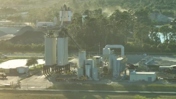 Fabbrica Miscelazione Calcestruzzo Nella Zona Industriale Con Camion Cemento Attrezzature — Video Stock